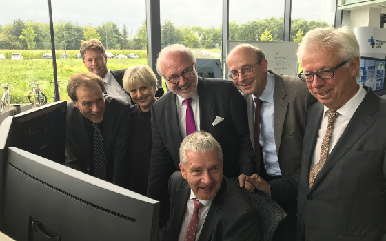 Vorne: Univ.-Prof. Dr. med. Gernot Marx, Sprecher des Telemedizinzentrums der Uniklinik RWTH Aachen; Mitte (v. l.): Prof. Dr. med. Thomas H. Ittel, Ärztlicher Direktor und Vorstandsvorsitzender der Uniklinik RWTH Aachen, Dr. Beate Wieland, Leiterin der Abteilung Forschung und Technologie im Ministerium für Kultur und Wissenschaft des Landes NRW, Rudolf Henke (MdB), Präsident der Ärztekammer Nordrhein und Stellvertretender Vorsitzender des Gesundheitsausschusses des Deutschen Bundestages, Univ.-Prof. Dr. rer. nat. Stefan Uhlig, Dekan der Medizinischen Fakultät und Vorstandsmitglied der Uniklinik RWTH Aachen, Günter van Aalst, Leiter der Landesvertretung der Techniker Krankenkasse (TK) in NRW; hinten: Dipl.-Kfm. Peter Asché, Kaufmännischer Direktor und Vorstandsmitglied der Uniklinik RWTH Aachen, in den neuen Räumlichkeiten des Telemedizinzentrums am Campus-Boulevard.